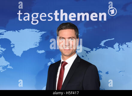 Hamburg, Deutschland. 20. Oktober 2016. Der neue Moderator der deutschen Nachrichten zeigen "Tagesthemen" ("Themen des Tages") Ingo Zamperoni posieren für die Kameras in Hamburg, Deutschland, 20. Oktober 2016. Zamperoni Joins Caren Miosga als einer der zwei wichtigsten Moderatoren für die öffentlichen Sender ARD Nachrichten zeigen. Foto: DANIEL BOCKWOLDT/Dpa/Alamy Live News Stockfoto