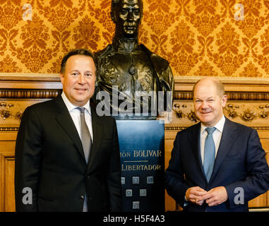 Hamburg, Deutschland. 20. Oktober 2016. Juan Carlos Varela (l), Präsident von Panama, und Olaf Scholz (SPD), erster Bürgermeister von Hamburg, stehen zusammen während des Empfangs des Präsidenten in der City Hall in Hamburg, Deutschland, 20. Oktober 2016. Foto: MARKUS SCHOLZ/Dpa/Alamy Live News Stockfoto