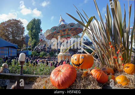 Kopenhagen, Dänemark. 20. Oktober 2016. Massen von Touristen, Eltern und Kinder genießen das Halloween-Thema und Saison in den Tivoli-Gärten am ersten sonnigen Tag nach einer kalten, bewölkten und regnerischen Tagen. Diese Woche ist der Mid-Term-Schule-Herbstferien in Dänemark und ist traditionell in der Woche viele Eltern und Kinder gemeinsam zu genießen.  Eines der vielen Tivoli Halloween-Installationen im Vordergrund und das geschäftige Swing Karussell im Hintergrund. Bildnachweis: Niels Quist/Alamy Live-Nachrichten Stockfoto