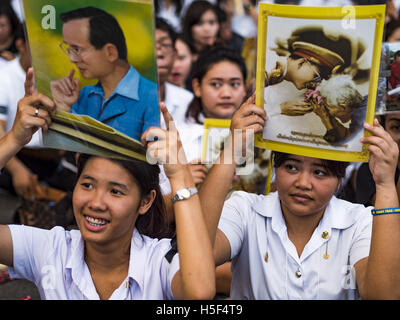 Bangkok, Thailand. 20. Oktober 2016. Schulmädchen auf Sanam Luang halten Fotos von Bhumibol Adulyadej, der König von Thailand, während sie den Tod des Königs trauern. Sanam Luang, dem Royal Ceremonial Boden ist vollgepackt mit Menschen Trauer Tod des Monarchen. Der König starb 13. Oktober 2016. Er war 88. Sein Tod kam nach einer Zeit der nachlassende Gesundheit. Bhumibol Adulyadej wurde am 5. Dezember 1927 in Cambridge, Massachusetts, geboren. Bildnachweis: ZUMA Press, Inc./Alamy Live-Nachrichten Stockfoto