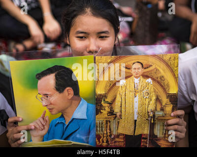 Bangkok, Thailand. 20. Oktober 2016. Schulmädchen auf Sanam Luang halten Fotos von Bhumibol Adulyadej, der König von Thailand, während sie den Tod des Königs trauern. Sanam Luang, dem Royal Ceremonial Boden ist vollgepackt mit Menschen Trauer Tod des Monarchen. Der König starb 13. Oktober 2016. Er war 88. Sein Tod kam nach einer Zeit der nachlassende Gesundheit. Bhumibol Adulyadej wurde am 5. Dezember 1927 in Cambridge, Massachusetts, geboren. Bildnachweis: ZUMA Press, Inc./Alamy Live-Nachrichten Stockfoto