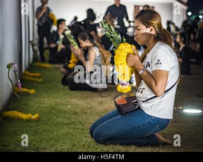 Bangkok, Thailand. 20. Oktober 2016. Eine Frau in Trauer um den Tod von Bhumibol Adulyadej, der König von Thailand, betet an der Wand des Grand Palace in Bangkok. Sanam Luang, dem Royal Ceremonial Boden ist vollgepackt mit Menschen Trauer Tod des Monarchen. Der König starb 13. Oktober 2016. Er war 88. Sein Tod kam nach einer Zeit der nachlassende Gesundheit. Bhumibol Adulyadej wurde am 5. Dezember 1927 in Cambridge, Massachusetts, geboren. Bildnachweis: ZUMA Press, Inc./Alamy Live-Nachrichten Stockfoto