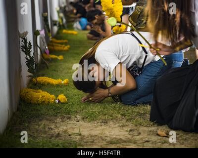 Bangkok, Thailand. 20. Oktober 2016. Eine Frau in Trauer um den Tod von Bhumibol Adulyadej, der König von Thailand, betet an der Wand des Grand Palace in Bangkok. Sanam Luang, dem Royal Ceremonial Boden ist vollgepackt mit Menschen Trauer Tod des Monarchen. Der König starb 13. Oktober 2016. Er war 88. Sein Tod kam nach einer Zeit der nachlassende Gesundheit. Bhumibol Adulyadej wurde am 5. Dezember 1927 in Cambridge, Massachusetts, geboren. Bildnachweis: ZUMA Press, Inc./Alamy Live-Nachrichten Stockfoto