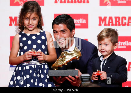 Barcelona, Spanien. 20. Oktober 2016. Barcelonas Luis Suarez posiert mit seiner Tochter Delfina (L) und sein Sohn Benjamin (R) mit dem goldenen Schuh-Pokal in Barcelona, Spanien, 20. Oktober 2016. Luis Suarez gewinnt die Trophäe nach 40 Tore in Europas Ligen letzte Saison. Bildnachweis: Pau Barrena/Xinhua/Alamy Live-Nachrichten Stockfoto