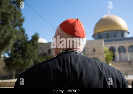 Jerusalem, Israel. 20. Oktober 2016. Kardinal Reinhard Marx, Arch Bischof von München und Freising und Präsident der Deutschen Bischofskonferenz, stehend am Tempelberg in Jerusalem, Israel, 20. Oktober 2016. Evangelische und katholische Bischöfe aus Deutschland sind derzeit das Heilige Land als Teil einer gemeinsamen Pilgerfahrt bis zum 22. Oktober besuchen. Foto: CORINNA KERN/Dpa/Alamy Live News Stockfoto