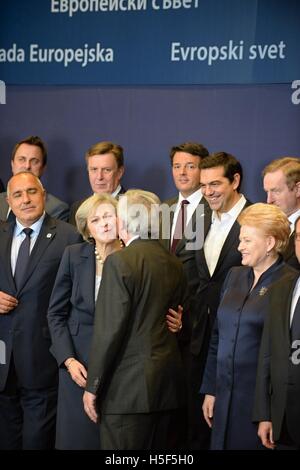 Brüssel, Belgien. 20. Oktober 2016. Der britische Premierminister Theresa May (2. von links) besucht EU Gipfel, Treffen der Regierungschefs in Brüssel, Belgien, 20. Oktober 2016. Bildnachweis: Jakub Dospiva/CTK Foto/Alamy Live-Nachrichten Stockfoto