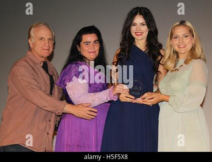 Hollywood, Kalifornien, USA. 18. Oktober 2016. I15862CHW. Los Angeles World International Filmfestival präsentiert Fyodor Dostoevskys '' Notizen aus der neuen Welt '' nordamerikanische Premiere. Die Crest Theater, Westwood, Los Angeles CA.10/18/2016.JERRY PRAGER, DEVORAH LYNNE DISHINGTON, NATASHA BLASICK und REBECCA Licht. © Clinton H.Wallace/Photomundo International / Fotos Inc © Clinton Wallace/Globe Fotos/ZUMA Draht/Alamy Live News Stockfoto