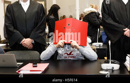 Hamburg, Deutschland. 20. Oktober 2016. Einer der fünf Angeklagten sitzen zwischen den Anwälten im Gerichtssaal von der Strafjustiz Gebäude in Hamburg, Deutschland, 20. Oktober 2016. Ihnen wird vorgeworfen, eine 14 Jahre altes Mädchen missbraucht. Foto: MARKUS SCHOLZ/Dpa/Alamy Live News Stockfoto