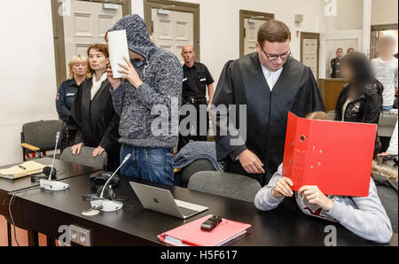 Hamburg, Deutschland. 20. Oktober 2016. Zwei der fünf Angeklagten sitzen zwischen den Anwälten im Gerichtssaal von der Strafjustiz Gebäude in Hamburg, Deutschland, 20. Oktober 2016. Ihnen wird vorgeworfen, eine 14 Jahre altes Mädchen missbraucht. Foto: MARKUS SCHOLZ/Dpa/Alamy Live News Stockfoto