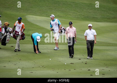 Kuala Lumpur, Malaysia. 20. Oktober 2016. Eine fantastische drei in eine Reihe Schüsse auf dem 14. Fairway heute am TPCKL Golf Course in Kuala Lumpur. Bildnachweis: Danny Chan/Alamy Live-Nachrichten. Stockfoto