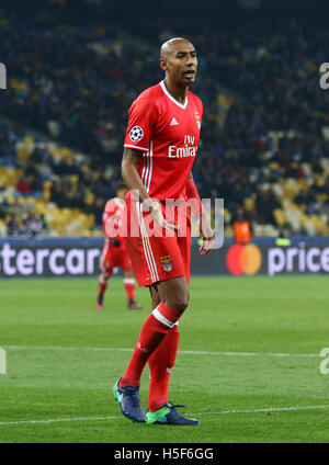 Kiew, Ukraine. 19. Oktober 2016. Porträt von Luisao von SL Benfica während der UEFA-Champions-League-Spiel gegen den FC Dynamo Kyiv im NSC Olimpiyskyi Stadium in Kiew, Ukraine. Bildnachweis: Oleksandr Prykhodko/Alamy Live-Nachrichten Stockfoto