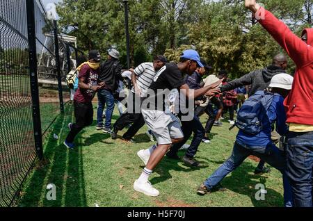 (161020)--PRETORIA, 20. Oktober 2016 (Xinhua)--protestieren Studenten weglaufen wie Polizei Beamten versuchen, sie vor den Union Buildings, der offizielle Sitz des zerstreuen die? Südafrikanische Regierung in Pretoria am 20. Oktober 2016. Die neueste Welle der Studentenproteste hat wochenlang weiter, da Universitäten grünes Licht von der Regierung letzten Monat erhielten zu Studiengebühren, vorausgesetzt, dass es nicht mehr acht Prozent als.? Studenten fordern Null-Prozent Entgelterhöhung und drücken der regierenden African National Congress zu leben bis zu seinem Versprechen, bieten kostenlose Bildung von 201 Stockfoto