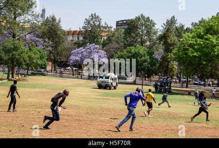 (161020)--PRETORIA, 20. Oktober 2016 (Xinhua)--protestieren Studenten weglaufen wie Polizei Beamten versuchen, sie vor den Union Buildings, der offizielle Sitz des zerstreuen die? Südafrikanische Regierung in Pretoria am 20. Oktober 2016. Die neueste Welle der Studentenproteste hat wochenlang weiter, da Universitäten grünes Licht von der Regierung letzten Monat erhielten zu Studiengebühren, vorausgesetzt, dass es nicht mehr acht Prozent als.? Studenten fordern Null-Prozent Entgelterhöhung und drücken der regierenden African National Congress zu leben bis zu seinem Versprechen, bieten kostenlose Bildung von 201 Stockfoto