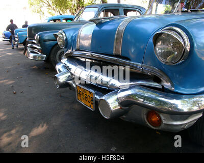 15. Februar 2006; Havanna, Kuba; Einer der vielen kubanischen locken, aka Yank Tanks oder vor 1960 American Classic Cars in den Straßen von Havanna. Einer von acht Autos in Kuba ist heute eine Pre-1960er Jahre amerikanische Marke Ford, Chevrolet, Cadillac, Chrysler, Packard und andere klassische Modelle. Der Republik Kuba liegt in der nördlichen Karibik, südlich von den Vereinigten Staaten. Der erste Europäer, Kuba zu besuchen war Entdecker Christopher Columbus 1492. Jahrhunderte der Kolonialherrschaft und Revolutionen gefolgt. Batista wurde 1953 von Fidel Castro und Che Guevara abgesetzt. Nach der Revolution Handel mit Comminist wuchs Russland. T Stockfoto