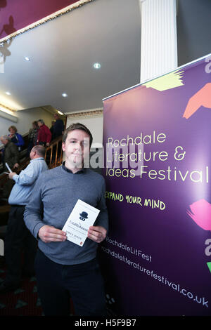 Rochdale, England. 20. Oktober 2016. Owen Jones mit einer Kopie seines neuesten Buches "The Establishment" in The Vorhang Theater, Rochdale, 20. Oktober 2016 Credit: Barbara Koch/Alamy Live News Stockfoto