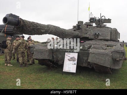 Salisbury, Wiltshire, UK. 20. Oktober 2016. Herausforderer Mk II Tank. Britische Armee kombiniert Arme Demonstration auf dem Salisbury Plain vor 500 VIPs. Mercian Regiment setzen auf die Feuerkraft Display mit zusätzlichen Einheiten von der RAF und mit zwei Army Air Corps Apache-Hubschrauber auch mitmachen. Bildnachweis: Dorset Media Service/Alamy Live-Nachrichten Stockfoto