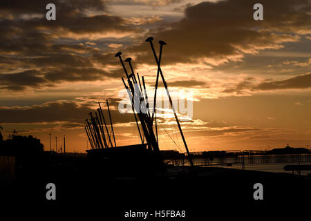 Brighton, Sussex, UK. 21. Oktober 2016. Die Sonne geht über Brighton Strand früh am Morgen, als der Wetterbericht wieder sonniges Wetter im Süden von der UK-Credit: Simon Dack/Alamy Live News Stockfoto