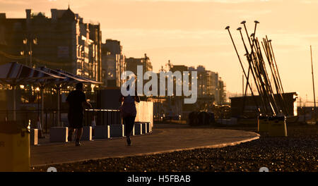 Brighton, Sussex, UK. 21. Oktober 2016. Läufer, früh bei Sonnenaufgang auf Brighton Seafront wie das Wetter wird wieder voraussichtlich sonnig, im Süden von der UK-Credit: Simon Dack/Alamy Live News Stockfoto