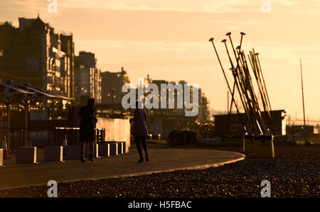 Brighton, Sussex, UK. 21. Oktober 2016. Läufer, früh bei Sonnenaufgang auf Brighton Seafront wie das Wetter wird wieder voraussichtlich sonnig, im Süden von der UK-Credit: Simon Dack/Alamy Live News Stockfoto