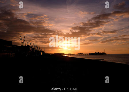 Brighton, Sussex, UK. 21. Oktober 2016. Die Sonne geht über Brighton Strand früh am Morgen, als der Wetterbericht wieder sonniges Wetter im Süden von der UK-Credit: Simon Dack/Alamy Live News Stockfoto