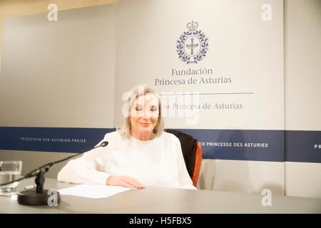 Oviedo, Spanien. 20. Oktober 2016. Spanische Schauspielerin, Nuri Espert, im Gespräch mit Medien während seiner Pressekonferenz wie Sieger der Prinzessin von Asturien Preise für Kunst im Reconquistal Hotel am 20. Oktober 2016 in Oviedo, Spanien. Bildnachweis: David Gato/Alamy Live-Nachrichten Stockfoto