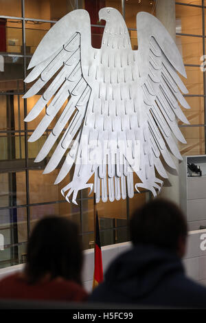 Berlin, Deutschland. 21. Oktober 2016. Besucher im Deutschen Bundestag gerade eine Sitzung der parlamentarischen Kontrolle des Geheimdienstes diskutiert wurde. Foto: Wolfgang Kumm/Dpa/Alamy Live News Stockfoto