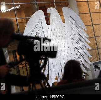 Berlin, Deutschland. 21. Oktober 2016. Besucher im Deutschen Bundestag gerade eine Sitzung der parlamentarischen Kontrolle des Geheimdienstes diskutiert wurde. Foto: Wolfgang Kumm/Dpa/Alamy Live News Stockfoto