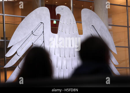 Berlin, Deutschland. 21. Oktober 2016. Besucher im Deutschen Bundestag gerade eine Sitzung der parlamentarischen Kontrolle des Geheimdienstes diskutiert wurde. Foto: Wolfgang Kumm/Dpa/Alamy Live News Stockfoto