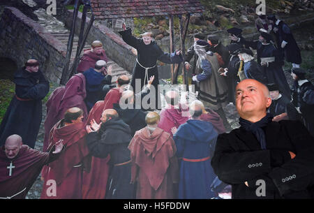 Wittenberg, Deutschland. 21. Oktober 2016. Künstler Yadegar Asisi mit seinen 360-Grad-Panorama-Gemälde, Ereignisse aus der Reformation in Wittenberg, Deutschland, 21. Oktober 2016. Ein besonderes Gebäude wurde errichtet in Wittenberg, die Stadt, Luther angeblich seine 95 Thesen an die Tür der Allerheiligen Kirche im Jahre 1517 veröffentlicht, um das Gemälde aufgrund seiner Größe Haus: 15 von 75 Metern. Die Arbeit wird auf dem Display in der Stadt für die nächsten fünf Jahre und öffnet für die breite Öffentlichkeit auf den 22. Oktober 2016 sein. Foto: Hendrik Schmidt/Dpa/Alamy Live News Stockfoto