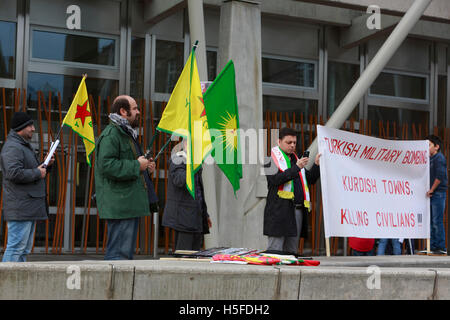 Edinburgh, UK. 21. Oktober 2016. Mitglieder der Öffentlichkeit sammeln außerhalb der schottisches Parlament in Edinburgh, Manifeste türkische Kampfflugzeuge Bombed Dörfer in Al Sahba Area. Pako Mera/Alamy Live-Nachrichten Stockfoto