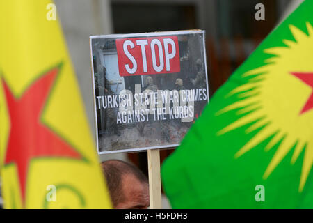 Edinburgh, UK. 21. Oktober 2016. Mitglieder der Öffentlichkeit sammeln außerhalb der schottisches Parlament in Edinburgh, Manifeste türkische Kampfflugzeuge Bombed Dörfer in Al Sahba Area. Pako Mera/Alamy Live-Nachrichten Stockfoto