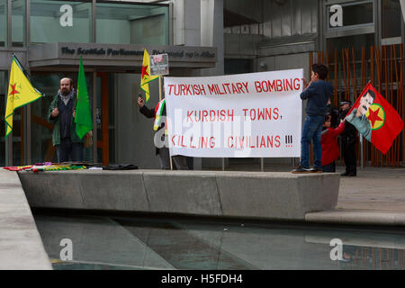 Edinburgh, UK. 21. Oktober 2016. Mitglieder der Öffentlichkeit sammeln außerhalb der schottisches Parlament in Edinburgh, Manifeste türkische Kampfflugzeuge Bombed Dörfer in Al Sahba Area. Pako Mera/Alamy Live-Nachrichten Stockfoto