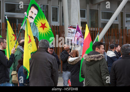 Edinburgh, UK. 21. Oktober 2016. Mitglieder der Öffentlichkeit sammeln außerhalb der schottisches Parlament in Edinburgh, Manifeste türkische Kampfflugzeuge Bombed Dörfer in Al Sahba Area. Pako Mera/Alamy Live-Nachrichten Stockfoto