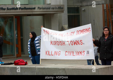 Edinburgh, UK. 21. Oktober 2016. Mitglieder der Öffentlichkeit sammeln außerhalb der schottisches Parlament in Edinburgh, Manifeste türkische Kampfflugzeuge Bombed Dörfer in Al Sahba Area. Pako Mera/Alamy Live-Nachrichten Stockfoto