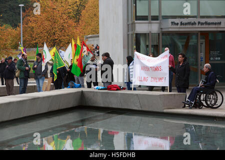 Edinburgh, UK. 21. Oktober 2016. Mitglieder der Öffentlichkeit sammeln außerhalb der schottisches Parlament in Edinburgh, Manifeste türkische Kampfflugzeuge Bombed Dörfer in Al Sahba Area. Pako Mera/Alamy Live-Nachrichten Stockfoto