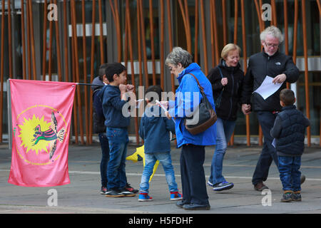 Edinburgh, UK. 21. Oktober 2016. Mitglieder der Öffentlichkeit sammeln außerhalb der schottisches Parlament in Edinburgh, Manifeste türkische Kampfflugzeuge Bombed Dörfer in Al Sahba Area. Pako Mera/Alamy Live-Nachrichten Stockfoto