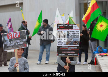 Edinburgh, UK. 21. Oktober 2016. Mitglieder der Öffentlichkeit sammeln außerhalb der schottisches Parlament in Edinburgh, Manifeste türkische Kampfflugzeuge Bombed Dörfer in Al Sahba Area. Pako Mera/Alamy Live-Nachrichten Stockfoto