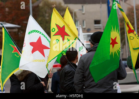 Edinburgh, UK. 21. Oktober 2016. Mitglieder der Öffentlichkeit sammeln außerhalb der schottisches Parlament in Edinburgh, Manifeste türkische Kampfflugzeuge Bombed Dörfer in Al Sahba Area. Pako Mera/Alamy Live-Nachrichten Stockfoto