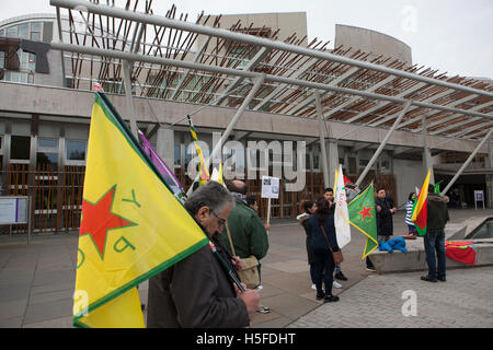 Edinburgh, UK. 21. Oktober 2016. Mitglieder der Öffentlichkeit sammeln außerhalb der schottisches Parlament in Edinburgh, Manifeste türkische Kampfflugzeuge Bombed Dörfer in Al Sahba Area. Pako Mera/Alamy Live-Nachrichten Stockfoto