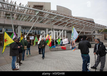 Edinburgh, UK. 21. Oktober 2016. Mitglieder der Öffentlichkeit sammeln außerhalb der schottisches Parlament in Edinburgh, Manifeste türkische Kampfflugzeuge Bombed Dörfer in Al Sahba Area. Pako Mera/Alamy Live-Nachrichten Stockfoto