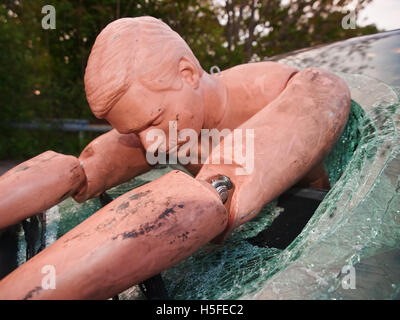 Crash-Dummy durch Windschutzscheibe Stockfoto