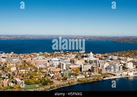 Eine Luftaufnahme von Madison, Wisconsin, das State Capitol und dem Isthmus, umgeben von Seen Mendota (oben) und Monona (siehe unten) Stockfoto