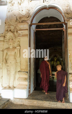 Mönch in Dambulla Höhle Tempel, Dambulla, Sri Lanka Stockfoto