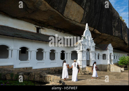 Besucher die Dambulla Höhlentempel Dambulla, Sri Lanka Stockfoto