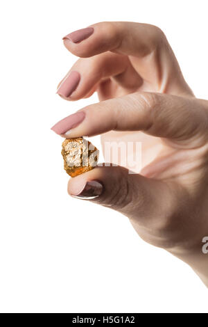 Gold-Nugget in der Hand auf einem weißen Hintergrund isoliert Stockfoto