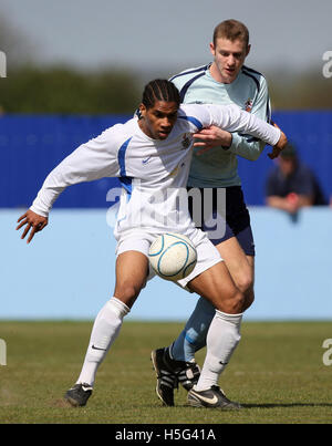 Jared Small von Redbridge schirmt den Ball von Richard Ketchell von Brentwood - Brentwood Town Vs Redbridge - Ryman League Division One North in Brentwood Arena - 26.04.08 Stockfoto