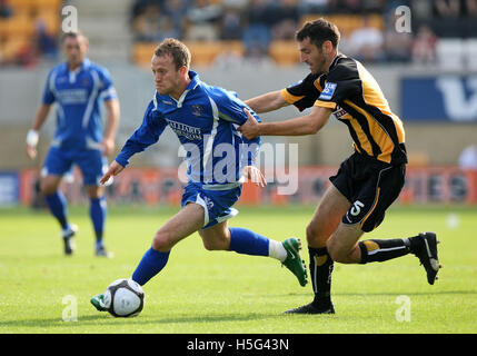 Sean Rigg der Grays versucht, Phillip Bolland von Cambridge - Cambridge United Vs Grays Athletic - Blue Square Premier Football Stadium der Abtei, Cambridge - 28.09.08 Runde Stockfoto