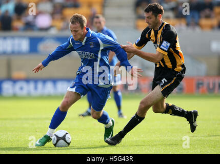 Sean Rigg der Grays versucht, Phillip Bolland von Cambridge - Cambridge United Vs Grays Athletic - Blue Square Premier Football Stadium der Abtei, Cambridge - 28.09.08 Runde Stockfoto