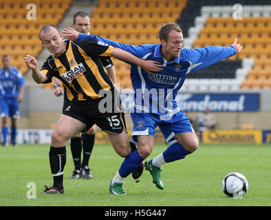 Paul Carden von Cambridge bekommt mit Sean Rigg - Cambridge United Vs Grays Athletic - Blue Square Premier Football Stadium der Abtei, Cambridge - 28.09.08 Stockfoto