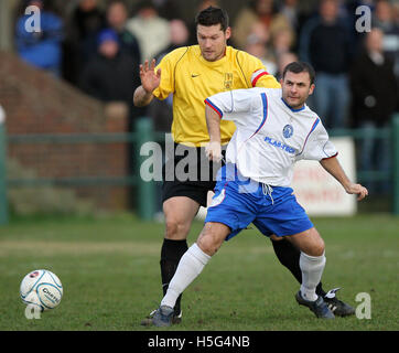 Lee Hodges von Billericay schirmt den Ball von Steve West Of East Thurrock - East Thurrock United Vs Billericay Stadt - Ryman League Premier Division bei Rookery Hill - 01.05.08 Stockfoto